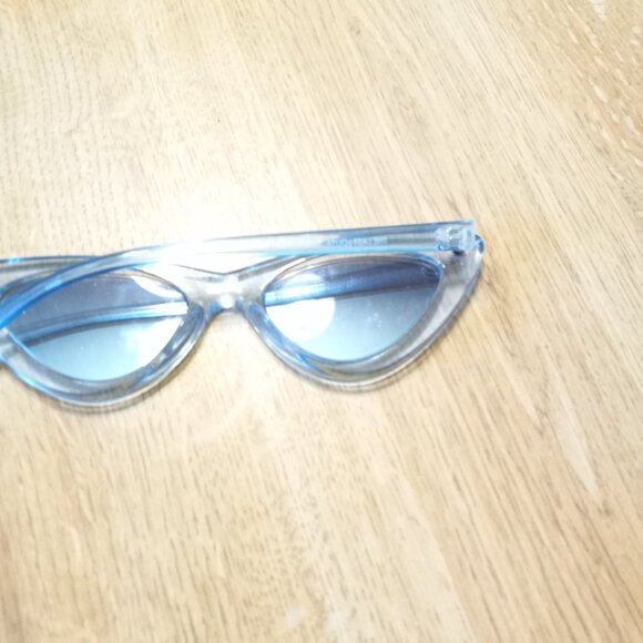 Stylish Blue Cat-Eye Sunglasses